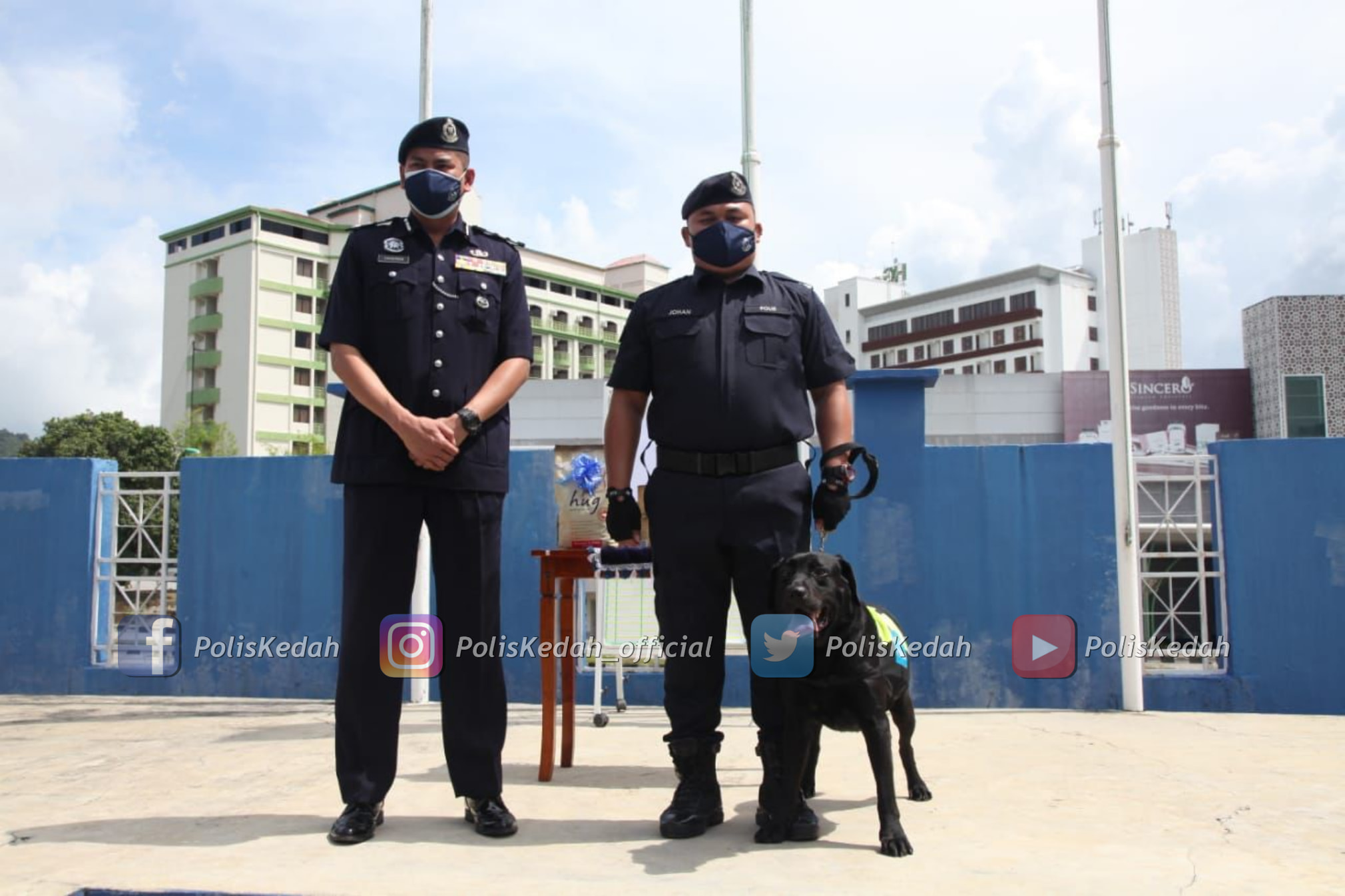 Black receiving award by PDRM langkawi(3)