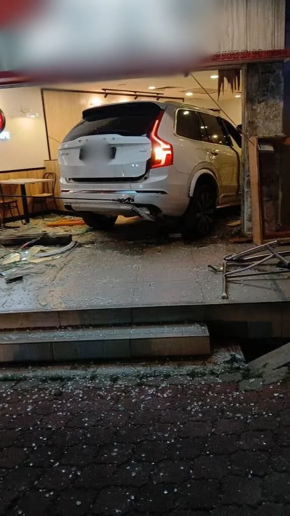 SUV that crashed into fast food restaurant in Setiawan
